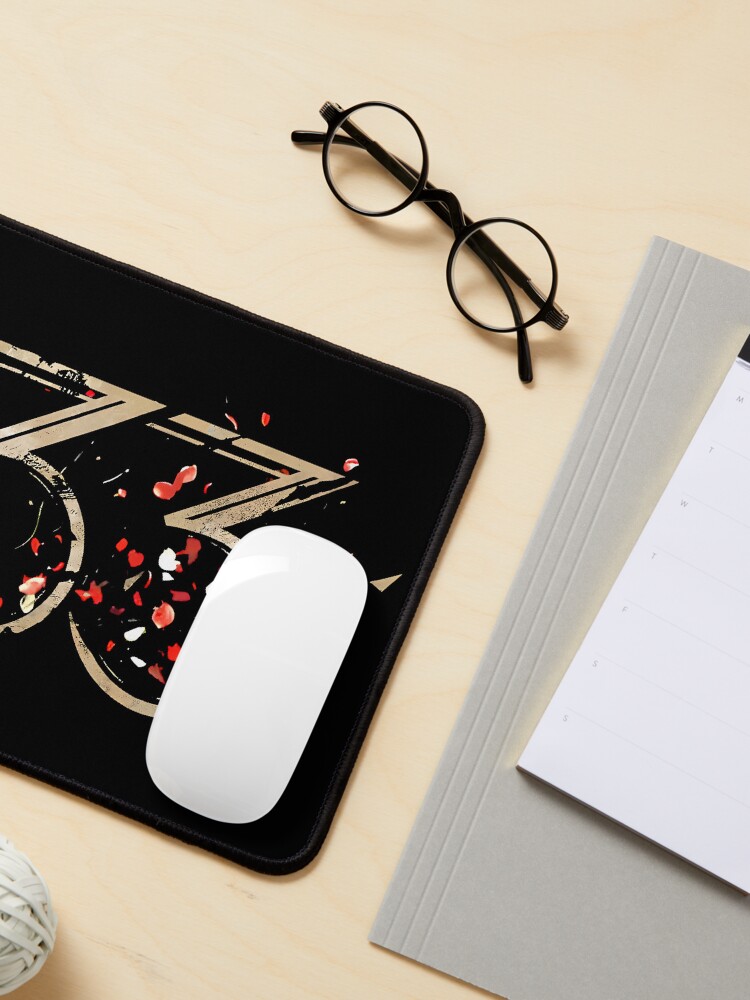 Aperçu 3 sur 5. Tapis de souris avec l'œuvre T-shirt Gamer « 33 » doré vieilli et pétales rouges créée et vendue par zeraldart.
