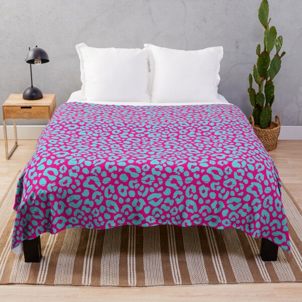 Vista previa del artículo con la obra «Estampado de leopardo rosa sobre patrón turquesa», diseñado y vendido por Nicola Barnard.