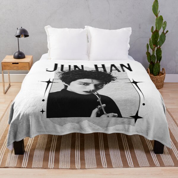 Aperçu de l'œuvre Jun Han Xdinary Heroes Kpop Boys Band Monochrome Noir et Blanc Collage Art Design créée et vendue par HELL0WBELLO.