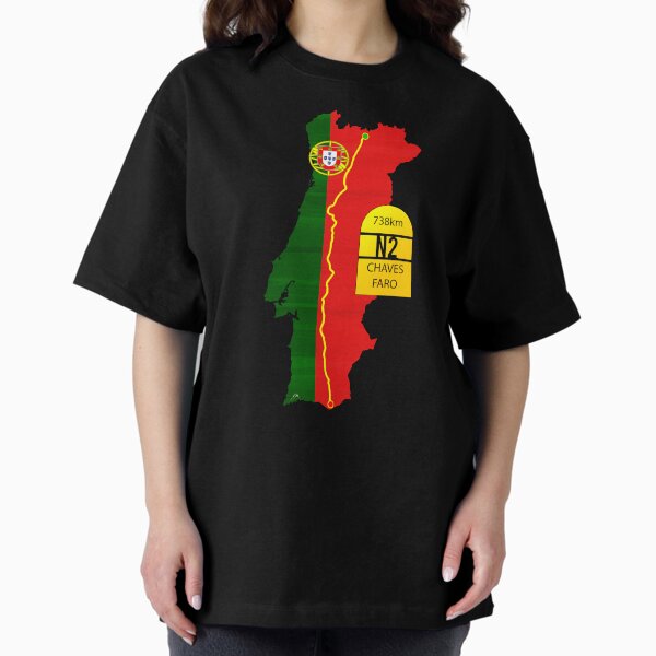 Vista previa del artículo con la obra «N2 Carretera Portugal EN2 Ruta Estrada Nacional 2 Portugal Mapa de ruta Pegatina Camiseta», diseñado y vendido por OuterShellUK.