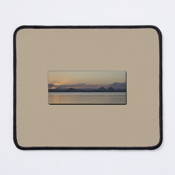 Artikelvorschau, Sonnenuntergang auf Bribie Island mit Glass House Mountains entworfen und verkauft von STHogan.