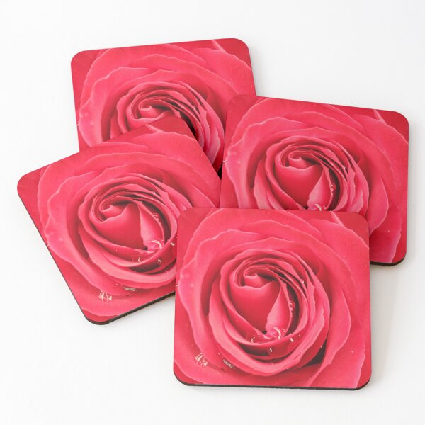 Artikelvorschau, Schöne rote Rose mit Wassertropfen entworfen und verkauft von Penny's Positivi-Tees.