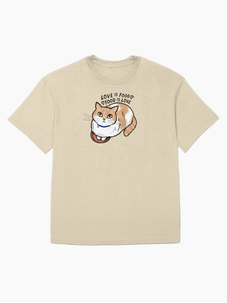 Aperçu 3 sur 7. T-shirt oversize avec l'œuvre Gamelle Kitty Cat L'amour c'est la nourriture, la nourriture c'est l'amour ~ Chat orange et blanc créée et vendue par ShortCoffee.