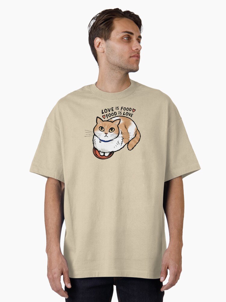 Aperçu 1 sur 7. T-shirt oversize avec l'œuvre Gamelle Kitty Cat L'amour c'est la nourriture, la nourriture c'est l'amour ~ Chat orange et blanc créée et vendue par ShortCoffee.