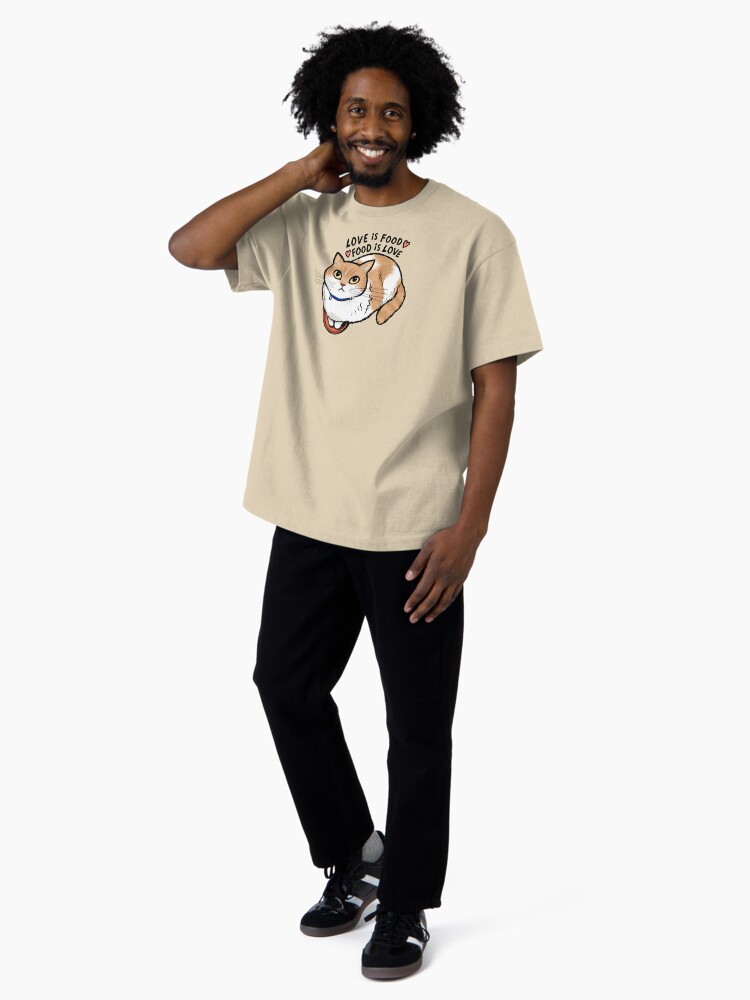 Aperçu 4 sur 7. T-shirt oversize avec l'œuvre Gamelle Kitty Cat L'amour c'est la nourriture, la nourriture c'est l'amour ~ Chat orange et blanc créée et vendue par ShortCoffee.