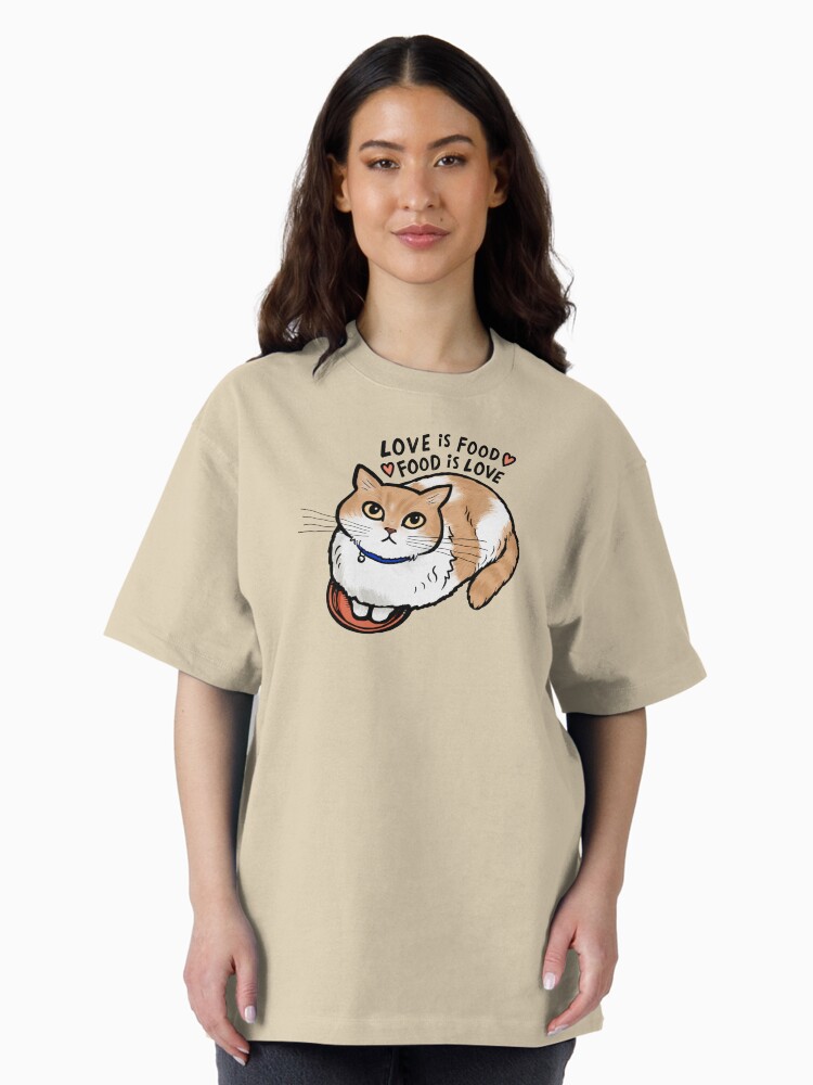 Aperçu 2 sur 7. T-shirt oversize avec l'œuvre Gamelle Kitty Cat L'amour c'est la nourriture, la nourriture c'est l'amour ~ Chat orange et blanc créée et vendue par ShortCoffee.