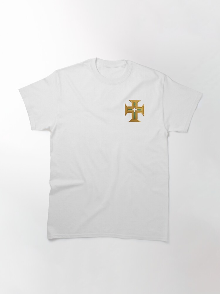 Imagen 3 de 7, Camiseta clásica con la obra Cruz del Navegante: Emblema Dorado de la Exploración Portuguesa, diseñada y vendida por CasaPedro18.