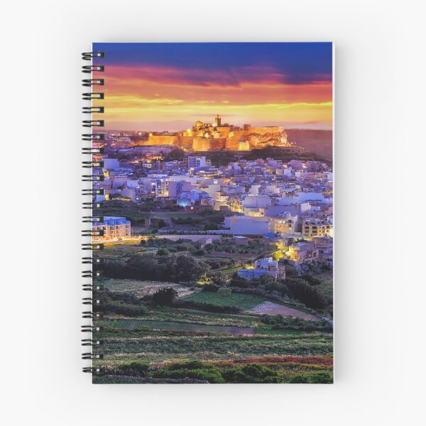 Artikelvorschau, Gozo Victoria Zitadelle bei Sonnenuntergang - Malta Landschaft entworfen und verkauft von TheArtistOf2022.