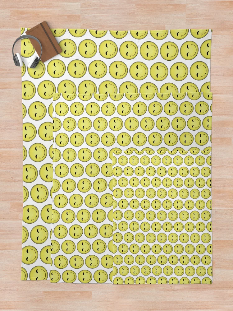 Imagen 5 de 6, Manta con la obra Smiley, diseñada y vendida por RazyCe.