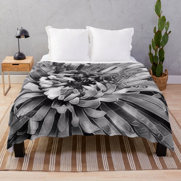 Artikelvorschau, Schwarz-weiße Chrysantheme – Blumenmuster aus Buntglas entworfen und verkauft von SL Timeless Moments .