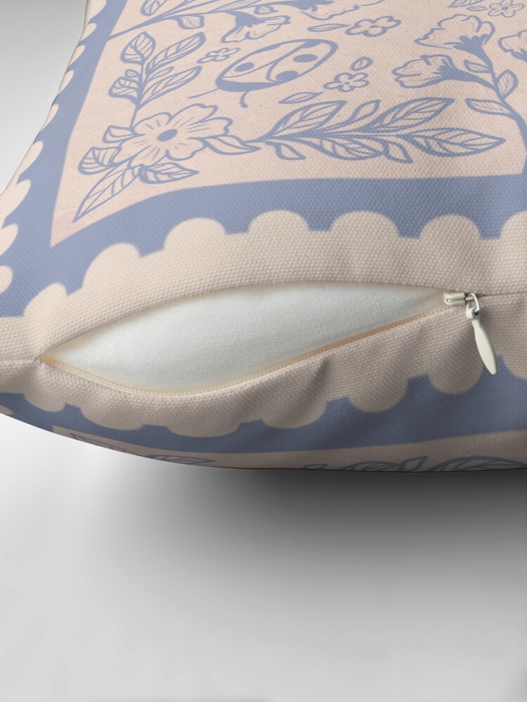 Aperçu 2 sur 4. Coussin avec l'œuvre Protégez votre paix créée et vendue par OhJeezArtwork.