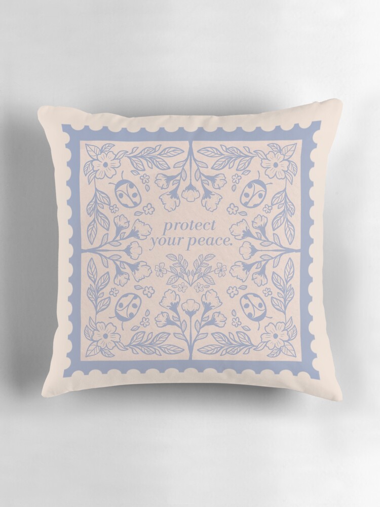 Aperçu 3 sur 4. Coussin avec l'œuvre Protégez votre paix créée et vendue par OhJeezArtwork.