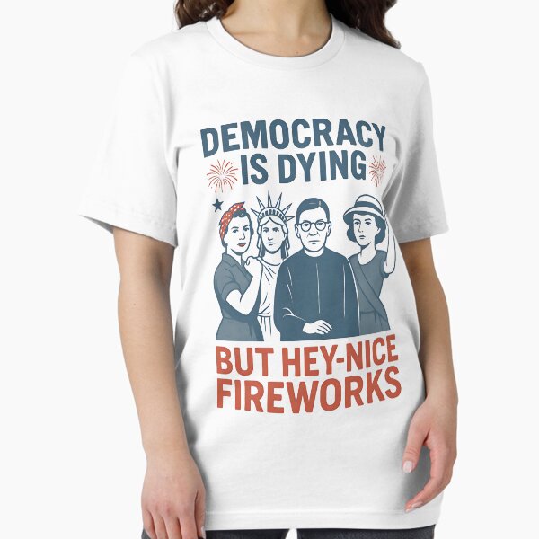 Aperçu de l'œuvre La démocratie est en train de mourir, mais bon, beau feu d'artifice amusant du 4 juillet créée et vendue par ChicTeeshop.