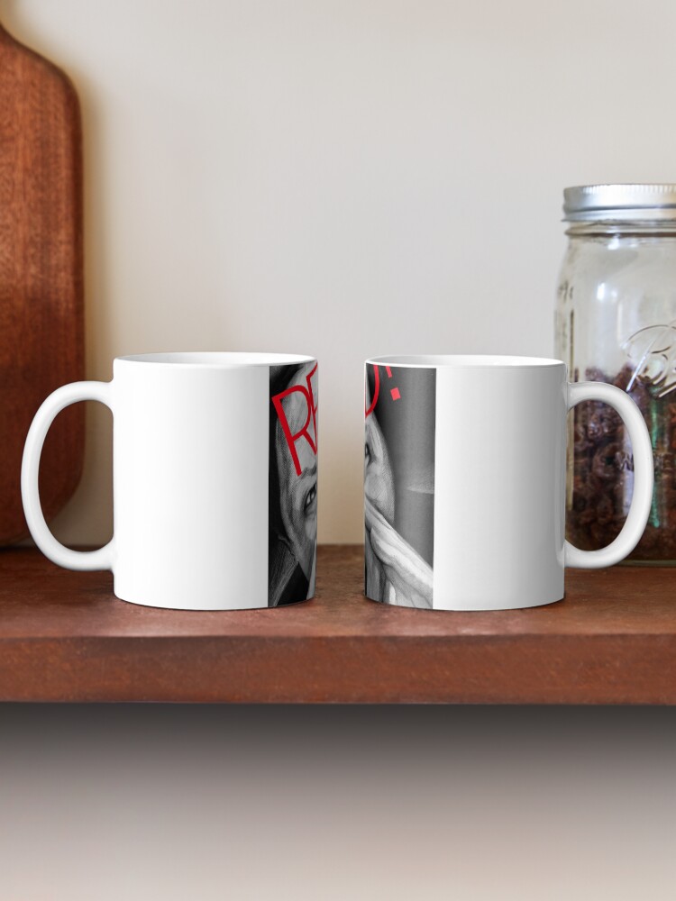 Imagen 2 de 6, Taza de café con la obra Victoria Contreras Flores READ!, diseñada y vendida por VictoriaCF.