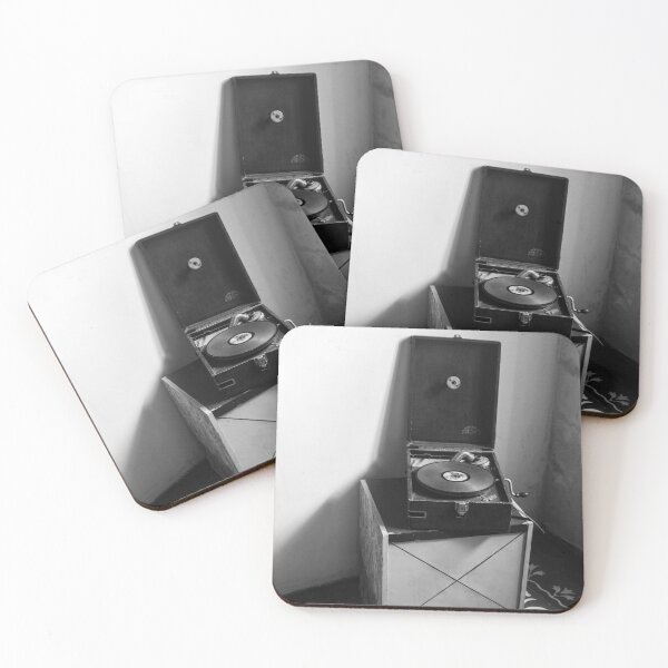 Aperçu de l'œuvre Vieux tourne-disque, en noir et blanc créée et vendue par felipequeiroz.