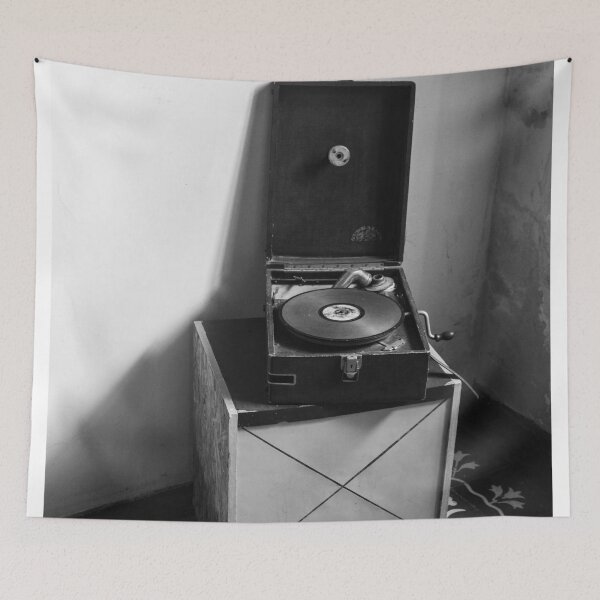 Aperçu de l'œuvre Vieux tourne-disque, en noir et blanc créée et vendue par felipequeiroz.