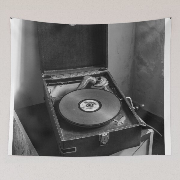 Aperçu de l'œuvre Vieux tourne-disque, en noir et blanc 2 créée et vendue par felipequeiroz.