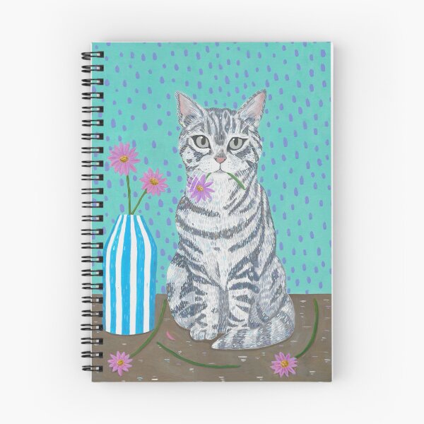 Artikelvorschau, Grau getigerte Katze mit einer Vase. entworfen und verkauft von Studio58Anna.