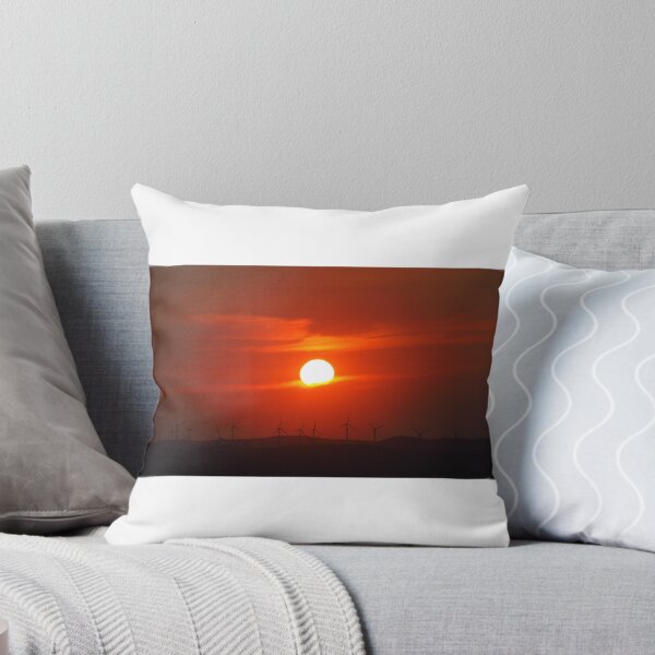 Aperçu de l'œuvre Coucher de soleil rouge foncé sur les collines avec des éoliennes à l'horizon créée et vendue par GetasArtWork.