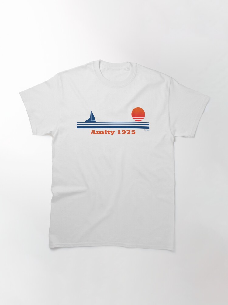 Aperçu 3 sur 7. T-shirt classique avec l'œuvre Amity 1975 créée et vendue par FreakyNaked.