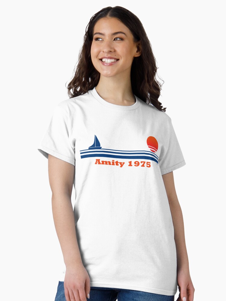 Aperçu 2 sur 7. T-shirt classique avec l'œuvre Amity 1975 créée et vendue par FreakyNaked.