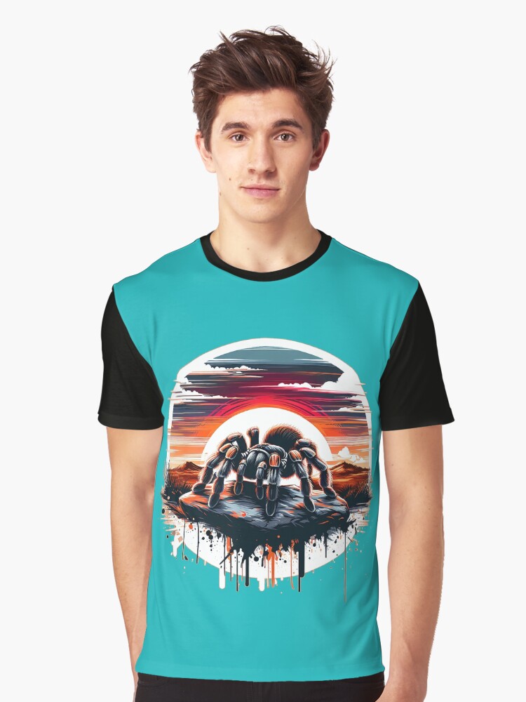 Thumbnail 1 von 5, Grafik T-Shirt, Vogelspinne im Sonnenuntergang designt und verkauft von Kobeko.