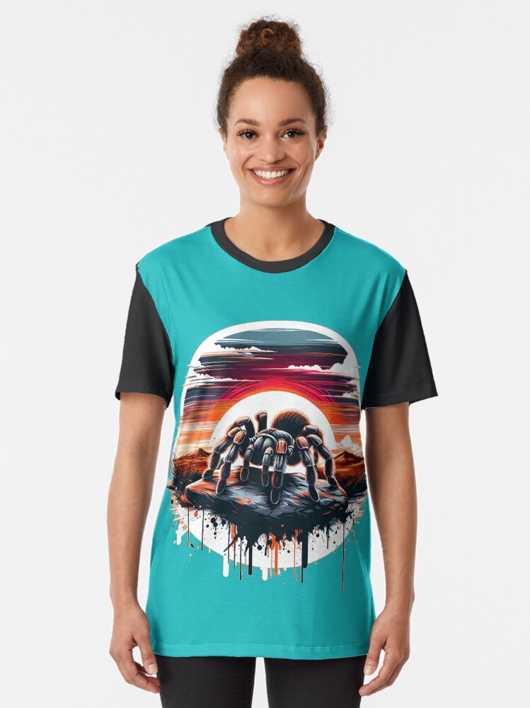 Thumbnail 2 von 5, Grafik T-Shirt, Vogelspinne im Sonnenuntergang designt und verkauft von Kobeko.