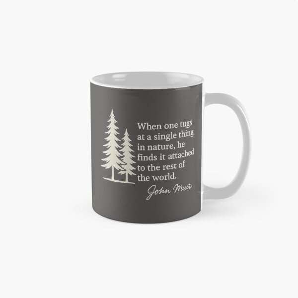 Artikelvorschau, Zitat von John Muir – Wenn man in der Natur an einer einzigen Sache zerrt | Kiefernwald-Design entworfen und verkauft von Free Soul Designs.