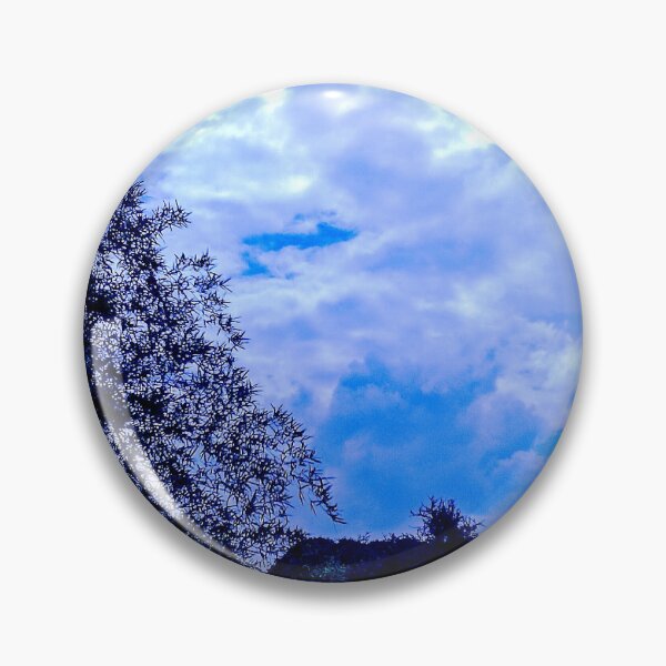 Artikelvorschau, Ruhiges Flussufer unter blauem Wolkenhimmel – Naturfotografie-Druck entworfen und verkauft von Fortunately01.