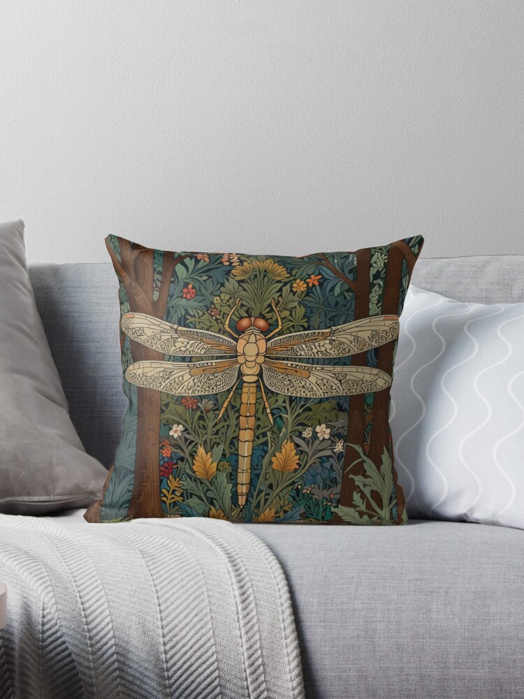 Aperçu 1 sur 4. Coussin avec l'œuvre vintage art nouveau libellule forêt forestière jardin botanique forêt créée et vendue par hollycooper.