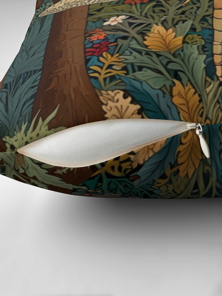 Aperçu 2 sur 4. Coussin avec l'œuvre vintage art nouveau libellule forêt forestière jardin botanique forêt créée et vendue par hollycooper.