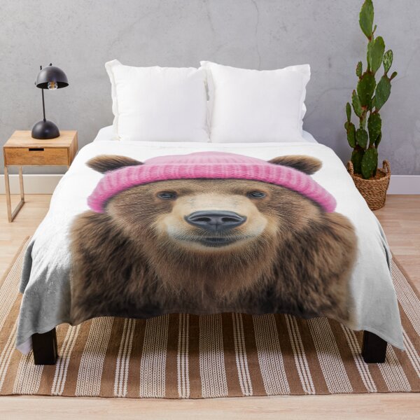Artikelvorschau, Gemütlicher Bär mit rosa Wintermütze, trendiges Tiermode-Kunstwerk entworfen und verkauft von LazyOwlStore.
