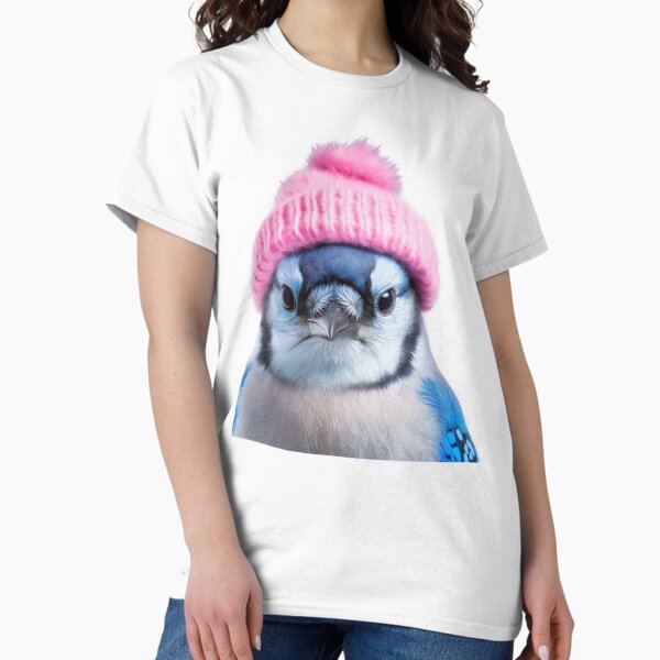 Vista previa del artículo con la obra «Acogedor arrendajo azul con sombrero rosa de invierno, obra de arte de moda animal de moda», diseñado y vendido por LazyOwlStore.