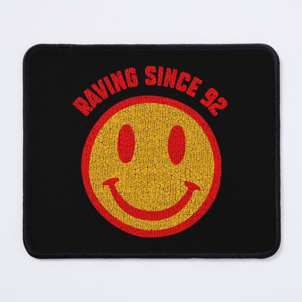 Aperçu de l'œuvre Raving Since 92 | Smiley acid house vintage pour les fans de musique électronique et de techno créée et vendue par paulo silveira.
