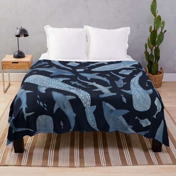 Vista previa del artículo con la obra «Océano de tiburón acuarela azul monocromo sobre negro», diseñado y vendido por adenaJ.