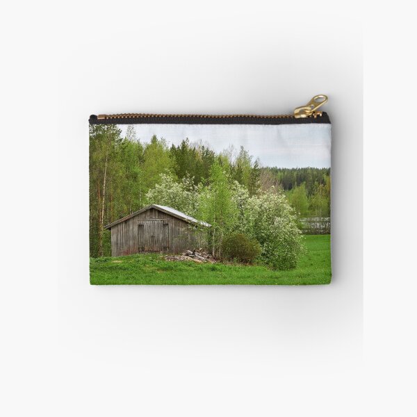 Artikelvorschau, Scheune und die Traubenkirschbäume. Parkkuu 2025 entworfen und verkauft von Jouko Lehto Photography.