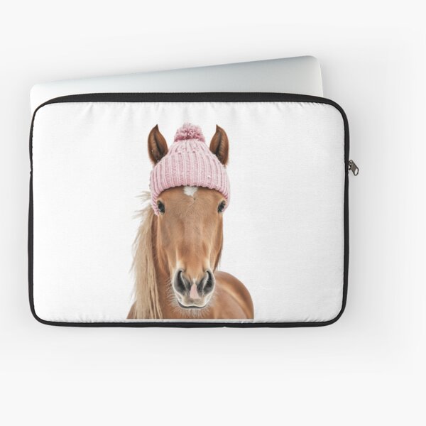 Aperçu de l'œuvre Cheval douillet portant un chapeau d'hiver rose, illustration de mode animale tendance créée et vendue par LazyOwlStore.