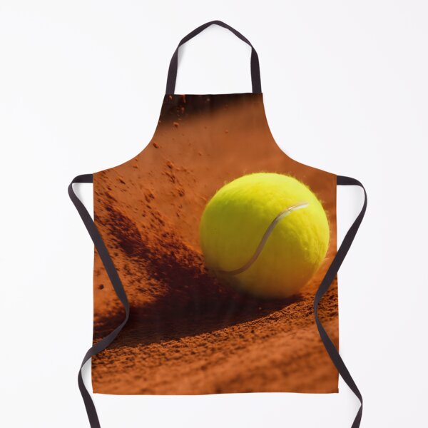 Artikelvorschau, Ein gelber Tennisball liegt auf einem roten Sandplatz mit Staubpartikeln in der Luft und fängt einen Moment voller Action und Sport ein entworfen und verkauft von homydesign.