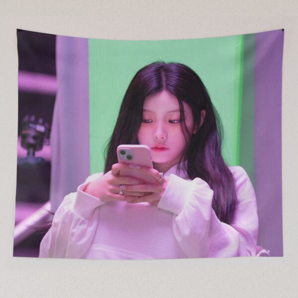 Aperçu de l'œuvre Produits dérivés Wonhee Bomb | Collections « Bomb » et « Do The Dance » créée et vendue par Valereekmerch.