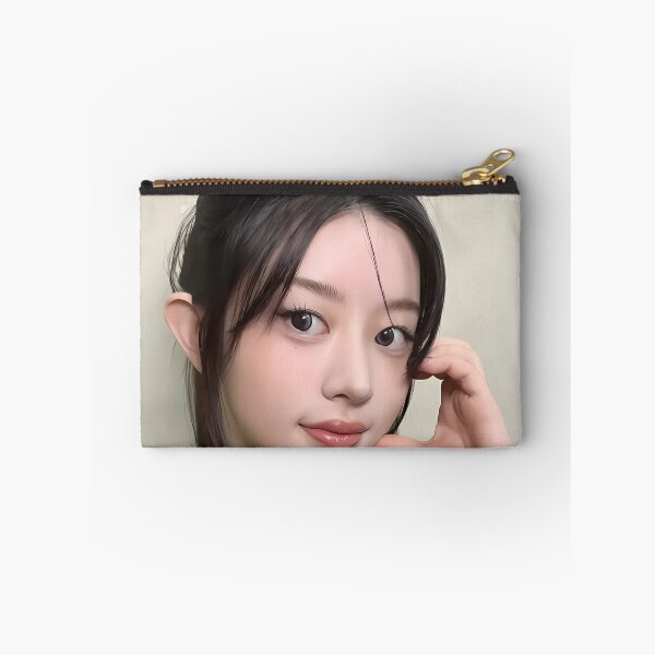 Aperçu de l'œuvre Produits dérivés Minju Bomb | Collections « Bomb » et « Do The Dance » créée et vendue par Valereekmerch.