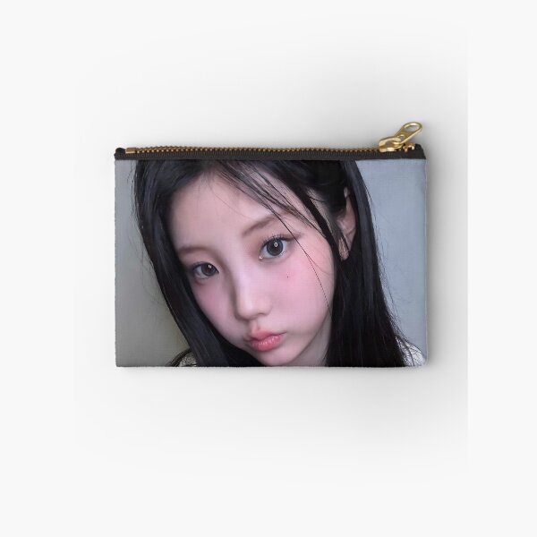 Aperçu de l'œuvre Produits dérivés Wonhee Bomb | Collections « Bomb » et « Do The Dance » créée et vendue par Valereekmerch.