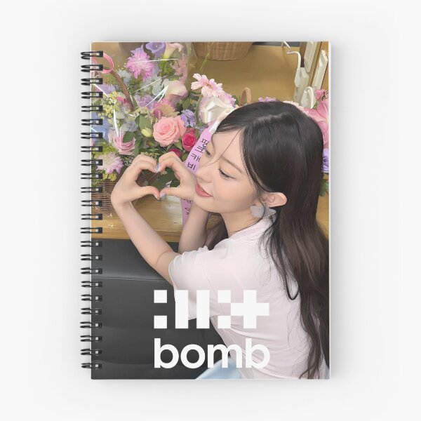 Aperçu de l'œuvre Produits dérivés Minju Bomb | Collections « Bomb » et « Do The Dance » créée et vendue par Valereekmerch.