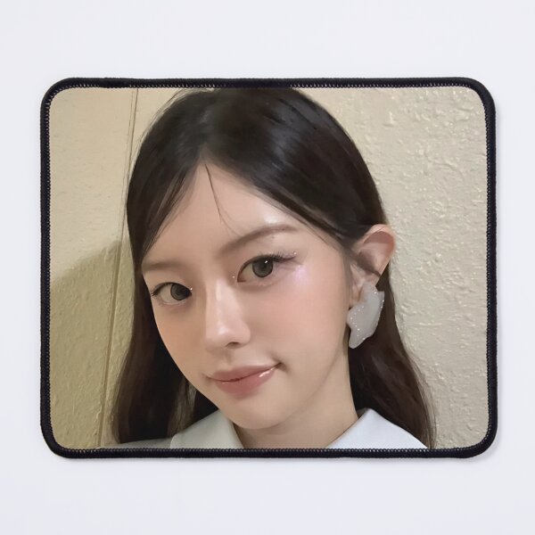 Aperçu de l'œuvre Produits dérivés Minju Bomb | Collections « Bomb » et « Do The Dance » créée et vendue par Valereekmerch.