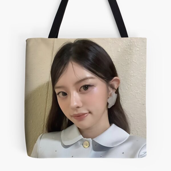 Aperçu de l'œuvre Produits dérivés Minju Bomb | Collections « Bomb » et « Do The Dance » créée et vendue par Valereekmerch.