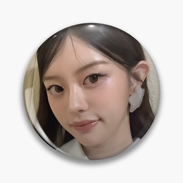 Aperçu de l'œuvre Produits dérivés Minju Bomb | Collections « Bomb » et « Do The Dance » créée et vendue par Valereekmerch.