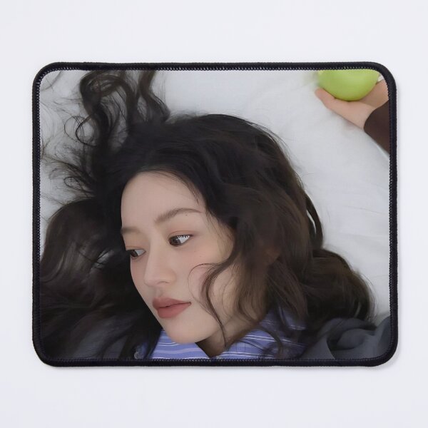Aperçu de l'œuvre Produits dérivés Minju Bomb | Collections « Bomb » et « Do The Dance » créée et vendue par Valereekmerch.