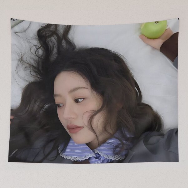 Aperçu de l'œuvre Produits dérivés Minju Bomb | Collections « Bomb » et « Do The Dance » créée et vendue par Valereekmerch.