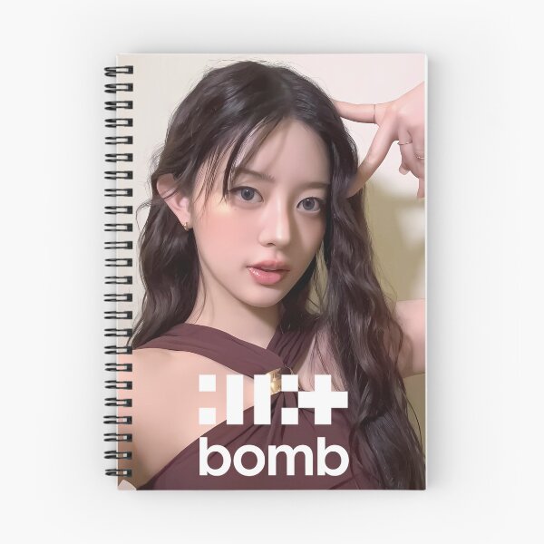 Aperçu de l'œuvre Produits dérivés Minju Bomb | Collections « Bomb » et « Do The Dance » créée et vendue par Valereekmerch.