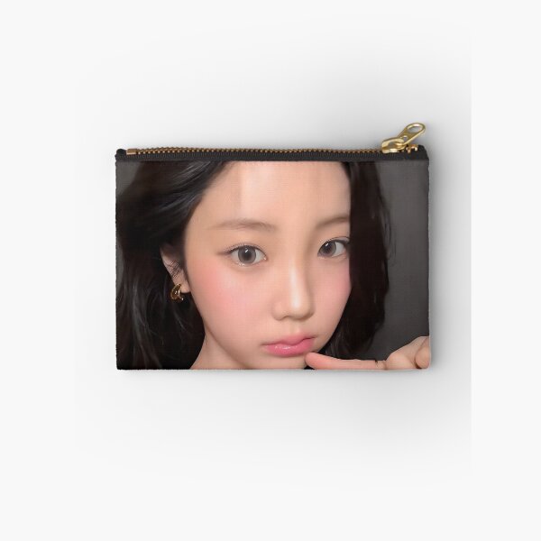 Aperçu de l'œuvre Produits dérivés Wonhee Bomb | Collections « Bomb » et « Do The Dance » créée et vendue par Valereekmerch.
