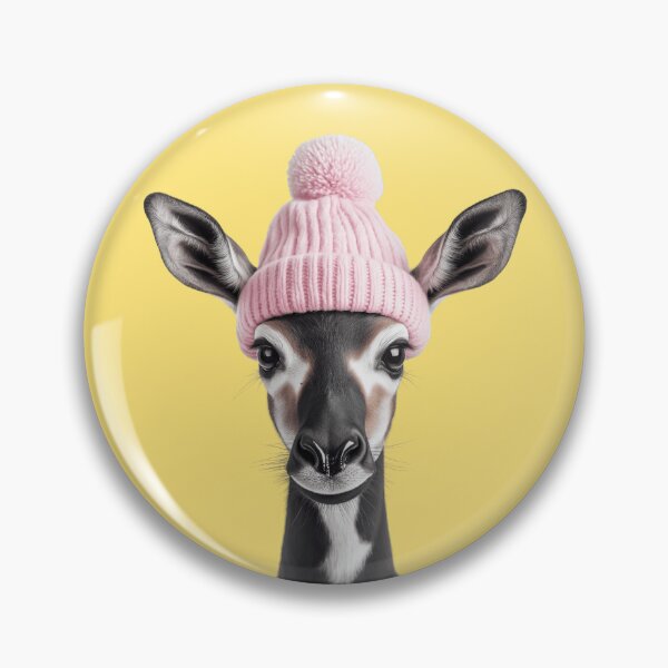 Artikelvorschau, Gemütliches Okapi mit rosa Wintermütze, trendiges Tiermode-Kunstwerk entworfen und verkauft von LazyOwlStore.